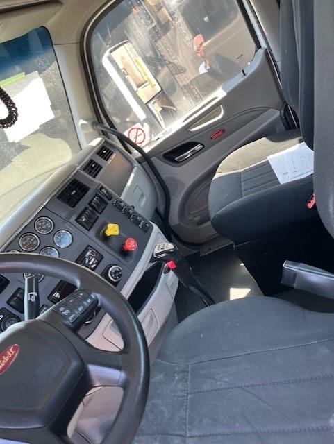 2019 PETERBILT 579 - image 2 of 4